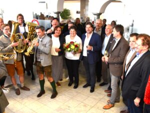 Im Gojer-Gewerbepark in Kühnsdorf ging es gestern hoch her: Herta Gojer feierte ihren 60er mit vielen Gratulanten