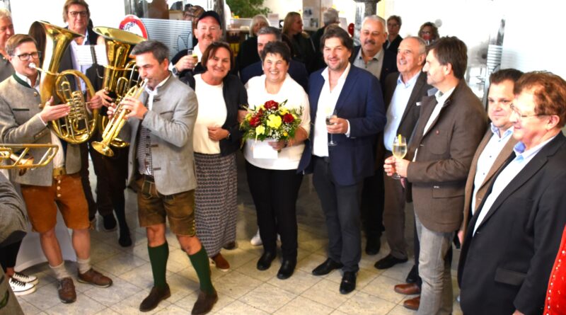 Im Gojer-Gewerbepark in Kühnsdorf ging es gestern hoch her: Herta Gojer feierte ihren 60er mit vielen Gratulanten