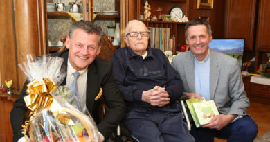 Der Klagenfurter Oskar Graselli wurde gestern 100 Jahre alt. Bürgermeister und Dompfarrer gratulierten dem Jubilar herzlich