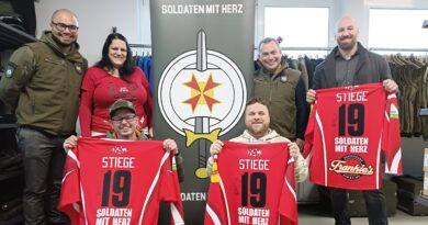 Der Verein "Soldaten mit Herz" hat bei der "stillen Auktion" drei von Thomas Koch signierte Trikots um 900 Euro versteigert