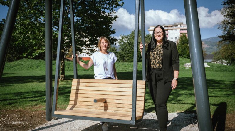 Im Dinzlpark in Villach wurde vor kurzem eine Schaukel für Erwachsene eröffnet
