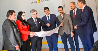 Stadtrat Christian Pober (Tourismusreferent, Stadt Villach), Vizebürgermeisterin Sarah Katholnig (Naturparkreferentin Stadt Villach), Bundesminister Dr. Magnus Brunner (Bundesministerium für Finanzen), Landeshauptmann-Stv. Martin Gruber (Beteiligungsreferent Land Kärnten), Landesrat Mag. Sebastian Schuschnig (Tourismusreferent Land Kärnten), Mag. Martin Payer (Vorstand Kärntner Beteiligungsverwaltung) und Dr. Johannes Hörl (Geschäftsführer Villacher Alpenstraßen GmbH)