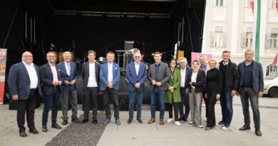 Festival-Eröffnung mit Intendant Dr. Bernd Liepold-Mosser, Bürgermeister Christian Scheider, Landeshauptmann Dr. Peter Kaiser, Vizebürgermeister MMag. Dr. Alexander Kastner, Vizebürgermeister Mag. Philipp Liesnig, Kulturreferent Stadtrat Mag. Franz Petritz, Tourismusreferent Stadtrat Max Habenicht, Stadträtin Sandra Wassermann, BA, den Kulturabteilungsleitern von Stadt und Land, Mag. Alexander Gerdanovits und MMag. Brigitte Winkler-Komar, LTAbg. Mag. Gernot Darmann und Vertretern des Festivals „ImpulsTanz“