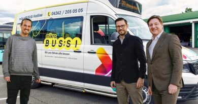 Präsentation Mikro-BUS:SI: Bürgermeister Günther Albel, Kärntens Mobilitätsreferent Landesrat Sebastian Schuschnig und Villachs Mobilitätsreferent Stadtrat Sascha Jabali Adeh