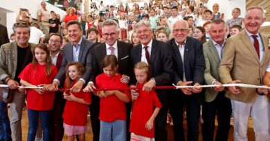Schuleröffnung: LAbg. Stefan Sandrieser, LAbg. Markus Malle, LR Daniel Fellner, Bgm. Andreas Scherwitzl, LH Peter Kaiser, Vizebgm. Albert Klemen, LAbg. Günter Leikam, Harald Repar bei der Eröffnung des neuen Bildungszentrums der Gemeinde Magdalensberg.