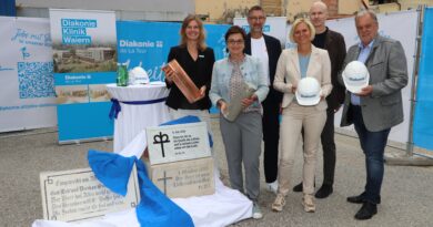 Grundsteinlegung 2.0 für Österreichs erste Klinik für Sucht, Psychosomatik, Altersmedizin und Essstörungen. LR.in Beeate Prettner mit Diakonie-Rektorin Astrid Körner, BP, Diakonie Personaldirektorin Susanne Prentner-Vitek und Walter Pansi und Architekt, Dietger Wissounig sowie Martin Treffner, Bürgermeister Feldkirchen