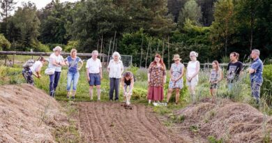 Die Vortragsreihe “Natur im Garten” bietet wertvolle Tipps zur ökologischen Gartenbearbeitung. Der ausgebuchte Workshop im Regenbogenland bildete den gelungenen Abschluss des Vorsommerprogramms. Im Herbst geht es weiter