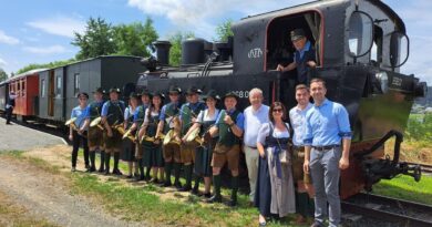 Vize-Bgm. Michael Baumgartner, Stadtrat Philipp Strutz, Vize-Bgmin. Doris Hofstätter, Bürgermeister Walter Zemrosser (von rechts) mit Gerd Schneider in der Gurkthalbahn sowie der Jagdhornbläsergruppe Althofen-Guttaring