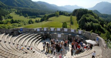 Seit seinem Durchbruch mit „Cordula Grün“ ist Josh eine feste Größe – am 29. August 2024 bringt er diese Energie auf die Bühne der Burgarena Finkenstein
