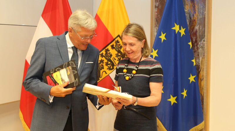 LH Peter Kaiser und die spanische Botschafterin Aurora Mejia