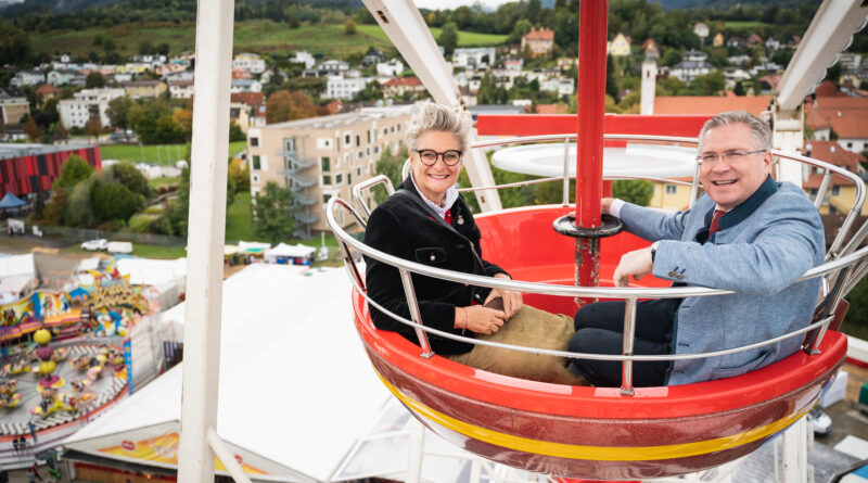 Marktreferentin Vzbgm. Silvia Radaelli mit Bürgermeister Martin Kulmer im Riesenrad