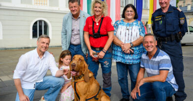 Bürgermeister Christian Scheider und die Gemeinderäte Michael Gussnig, Ulrike Herzig und Dieter Schmid mit Vertretern der Polizei und der Suchhundestaffel beim dritten Klagenfurter Tierschutztag auf dem Neuen Platz.