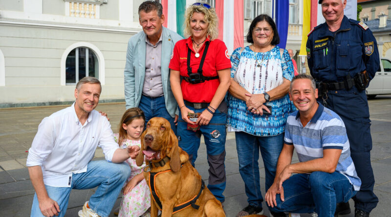 Bürgermeister Christian Scheider und die Gemeinderäte Michael Gussnig, Ulrike Herzig und Dieter Schmid mit Vertretern der Polizei und der Suchhundestaffel beim dritten Klagenfurter Tierschutztag auf dem Neuen Platz.