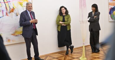"Twiste" in der Galerie 3: LH Peter Kaiser, Violetta Ehnsperg und Terese Kasalicky bei der Eröffnung der Ausstellung