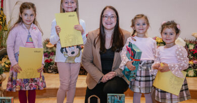 Grünste Daumen. Den Nachwuchsgärtnerinnen Valentina, Sophia, Theresa, Paulina und Maxima Seven (nicht auf dem Foto) gratulierte Vizebürgermeisterin Sarah Katholnig.