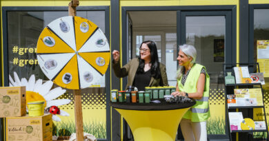 ASZ on Tour: Vizebürgermeisterin Sarah Katholnig und Abfallberaterin Ramona Sterbenz vor dem gelben ASZ-Container, der ab Dienstag beim Neukauf steht.