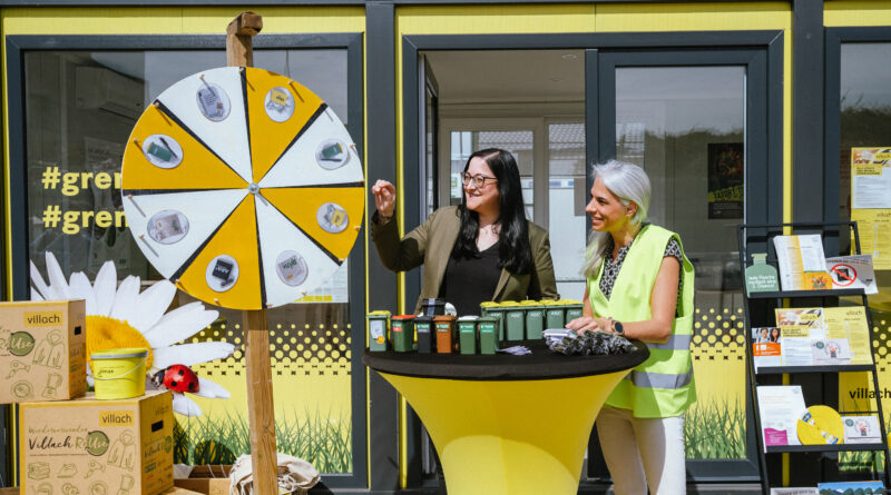 ASZ on Tour: Vizebürgermeisterin Sarah Katholnig und Abfallberaterin Ramona Sterbenz vor dem gelben ASZ-Container, der ab Dienstag beim Neukauf steht.