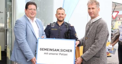Coffee with Cops. Stadtrat Christian Pober, Daniel Aichholzer, Gerd Maier kündigen die nächste Sicherheitsaktion an.