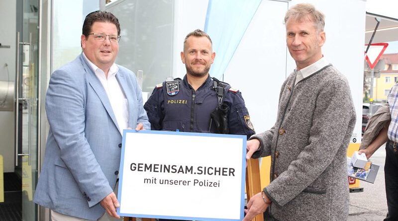 Coffee with Cops. Stadtrat Christian Pober, Daniel Aichholzer, Gerd Maier kündigen die nächste Sicherheitsaktion an.