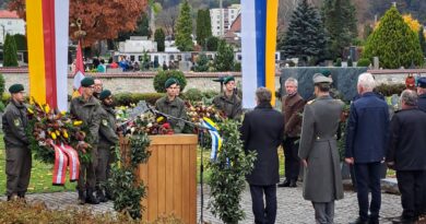 Die Stadtgemeinde St. Veit/Glan und das Österreichische Bundesheer laden am 1. November um 14 Uhr am St. Veiter Soldatenfriedhof zur traditionellen militärischen Allerseelenfeier
