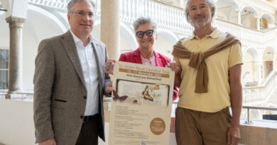 Bürgermeister Martin Kulmer, Kulturreferentin Vizebürgermeisterin Silvia Radaelli mit Ulrich Hagg, der den St. Veiter Literaturtagen im Rathaushof neues Leben einhaucht.