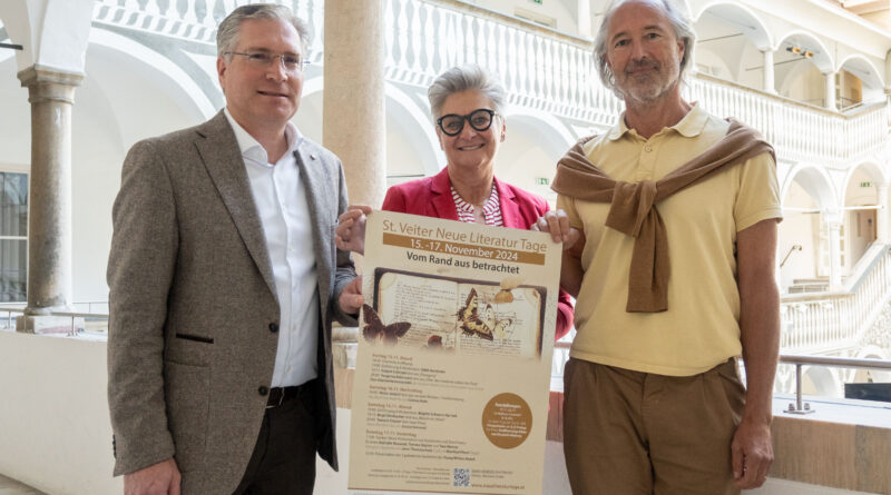 Bürgermeister Martin Kulmer, Kulturreferentin Vizebürgermeisterin Silvia Radaelli mit Ulrich Hagg, der den St. Veiter Literaturtagen im Rathaushof neues Leben einhaucht.