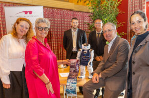 STAMA-GF Irene Huditsch, Vzbgm. Silvia Radaelli, Roboter Elias mit Vertretern der HTL Mössingerstr, Bgm. Martin Kulmer und Projektleiterin Angelika Maier(c)St.Veit