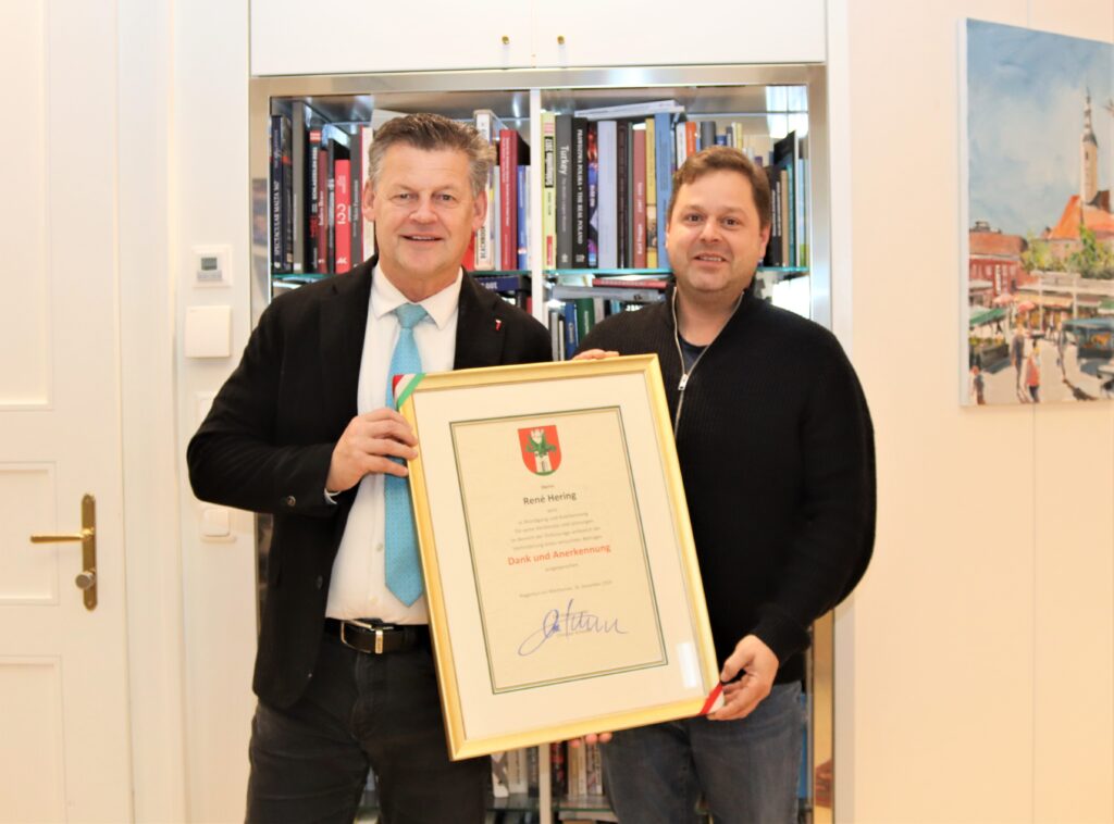 René Hering zeigte Zivilcourage und erhielt von Bürgermeister Christian Scheider die Dank- und Anerkennungsurkunde.