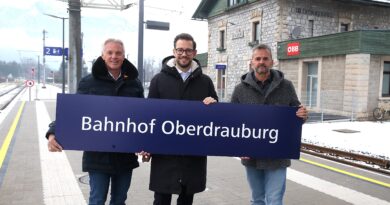 Modernisierung Bahnhof Oberdrauburg abgeschlossen. v.l.n.r.: Bgm. Stefan Brandstätter, LR Sebastian Schuschnig, ÖBB Regionalleiter Franz Jank