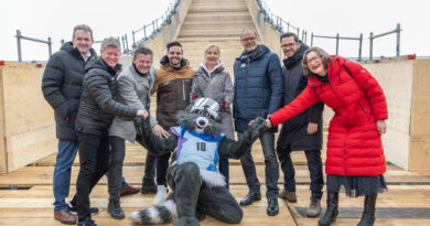 Landessportdirektor Arno Arthofer, Bürgermeister Christian Scheider, Veranstalter Patrick Riepl von „Limited Events“, ÖSV-Präsidentin Roswitha Stadlober, Landesrat Sebastian Schuschnig und Sportstadträtin Constance Mochar wagten sich vor ab schon auf die 45 Meter hohe Rampe im Stadion.