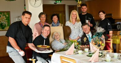 Bürgermeister Christian Scheider und Dompfarrer Dr. Peter Allmaier gratulierten Pauline Schurian zum 100. Geburtstag.