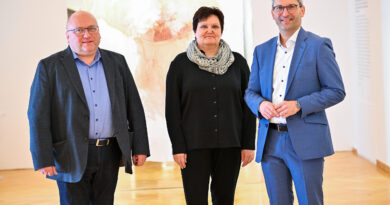 Kulturstadtrat Mag. Franz Petritz, Kulturabteilungsleiter Mag. Alexander Gerdanovits und Mag. Beatrix Obernosterer (Leiterin der städtischen Galerien) stellen das Jahresprogramm 2025 vor.