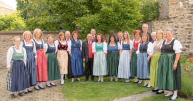 Der musikalische Bogen der Singgemeinschaft Projern spannt sich von geistlicher Chorliteratur über Volkslieder bis hin zu Liedern aus der ganzen Welt. Der Chor, der seit mehr als 60 Jahren besteht, widmet sich besonders auch der Pflege des alten und neuen Kärntnerliedes.