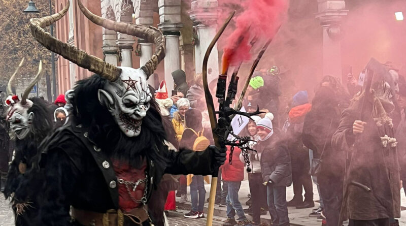 Weihnachtsmarkt Porcia mit den Rothenthurner Bergteufeln und den Spittaler Jagdhornbläsern