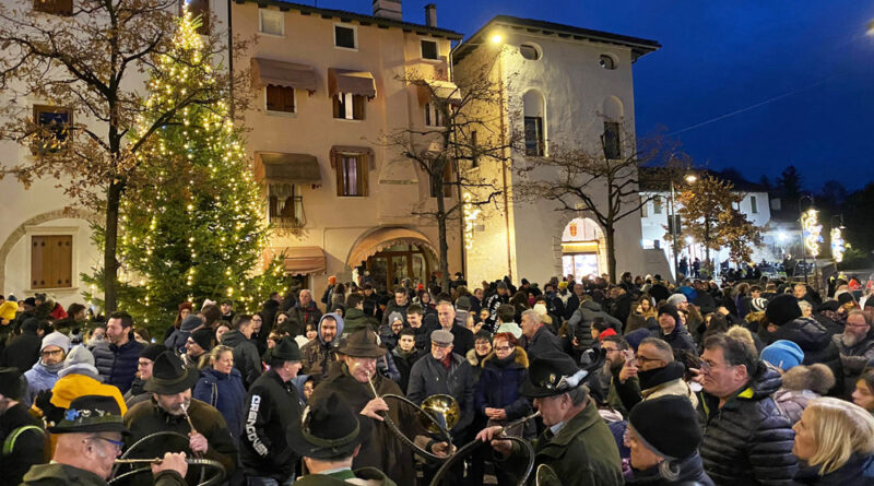 Weihnachtsmarkt Porcia mit den Rothenthurner Bergteufeln und den Spittaler Jagdhornbläsern