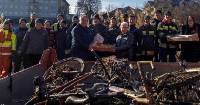 Draureinigung: Einsatzkräfte befreien Drau vom Müll.