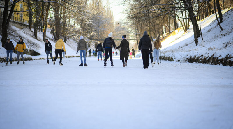 Der Lendkanal in Klagenfurt wird zum Eislaufen freigegeben.