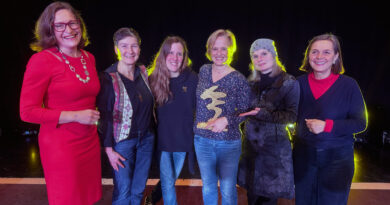 Frauenreferentin Stadträtin DI Constance Mochar überreicht „die goldene Hyäne" an Anja Kaller