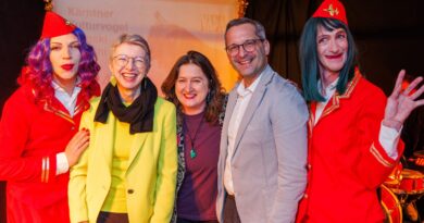 Verleihung Kulturvogel LHStvin Gaby Schaunig, Yulia Strasser Izmaylova (VADA), StR Franz Petritz und zwei Stewardessen