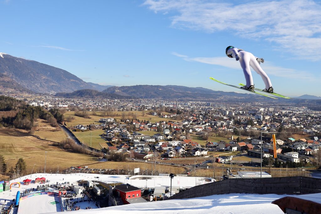 FIS Skisprung Weltcup der Damen in der Villacher Alpen Arena