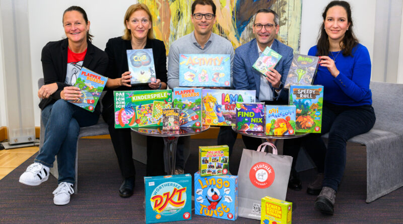 v.l. Mag. Christina Hasslinger (Prävention), Dr. Birgit Trattler (Leiterin der Abt. Gesundheit, Jugend und Familie), Florian Brunner (Firma Piatnik), Stadtrat Mag. Franz Petritz und Mag. Barbara Schreier (Prävention) präsentieren die Gewinnspiel-Aktion „Heute schon mit ihrem Kind gesprochen“.