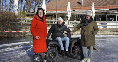 Sportstadträtin DI Constance Mochar gemeinsam mit Philipp Gaggl und Sascha Hudelist vorm „Fischerwirt conamore“ am Kreuzberglteich.