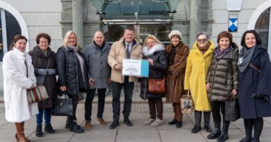 Obfrau Gertraud Zwick und weitere Vereinsmitglieder übergaben einen Spendenscheck an Sozialreferent Bürgermeister Christian Scheider und Joachim Katzenberger, MA (Leiter Abteilung Soziales).