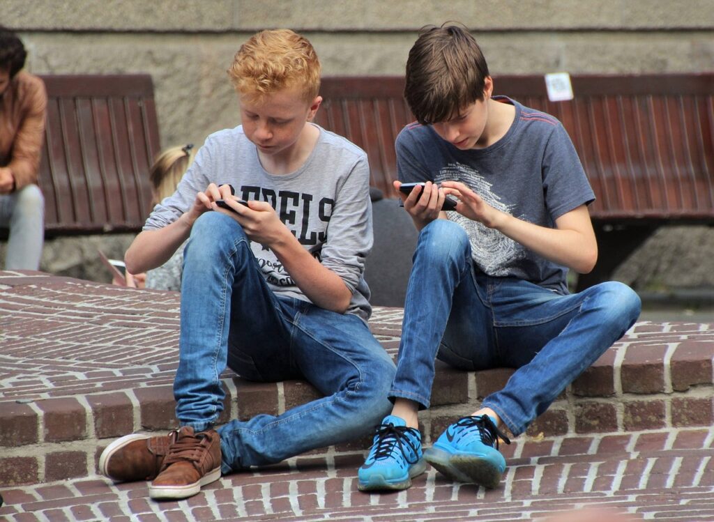 Nach Vorstoß für Handyverbot in Volksschulen legt Kärnten nach: Arbeitsgruppe Medienethik vorgeschlagen