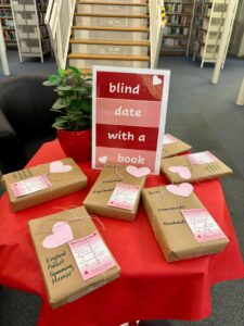 Zum ersten Mal gibt es in der Stadtbücherei Wolfsberg eine besondere Valentinstags-Aktion, die weltweit Bücherfans begeistert: „Blind Date with a Book“!