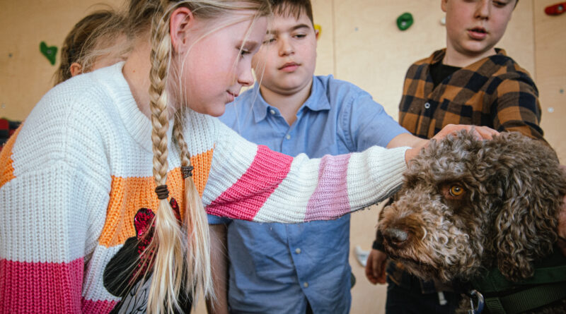 Bürgermeister-Hund Amico freunde sich rasch mit den Kindern an.