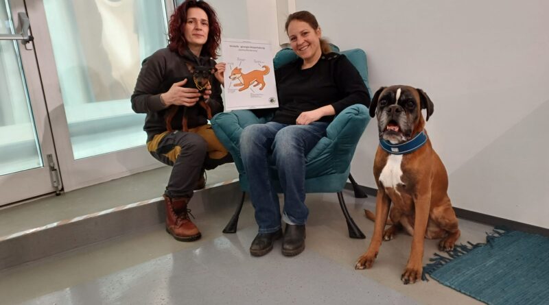 Hundetrainerin Birgit Franc stellt sich ehrenamtlich in den Dienst der guten Sache, Stadtveterinärin Theresia Meschik will Kindern sicheren Umgang mit Hunden vermitteln.