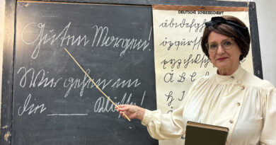 Schulmuseums-Leiterin Mag. Daniela Obiltschnig als Klassenlehrerin „Agathe Müller“.