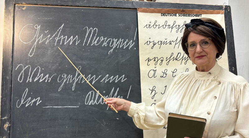 Schulmuseums-Leiterin Mag. Daniela Obiltschnig als Klassenlehrerin „Agathe Müller“.