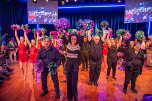 Tänzerische Eleganz: Die inklusive Tanztruppe von Babsi Koitz sorgt für eine glamouröse Eröffnung